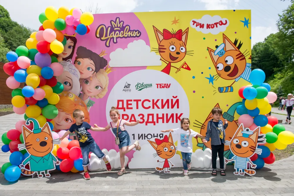 Presentation of «tbau» with cartoon characters «kid-e-cats» and «little tiaras»